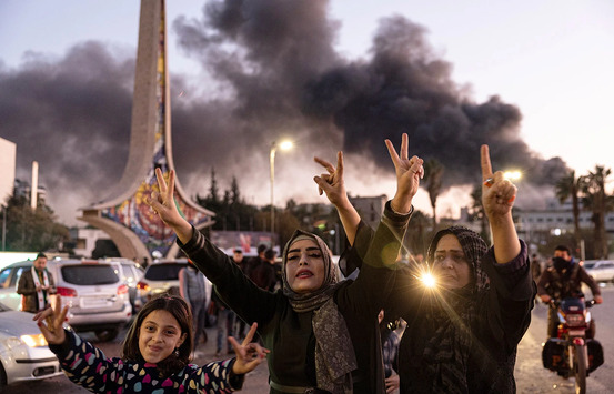 عمّت الاحتفالات ساحة الأمويين، في دمشق، يوم
الثامن من كانون الأول/ ديسمبر الجاري، عقب فرار بشار الأسد من البلاد، وسط أنباءٍ
عن أن العاصمة الروسية، موسكو، كانت وجهته.